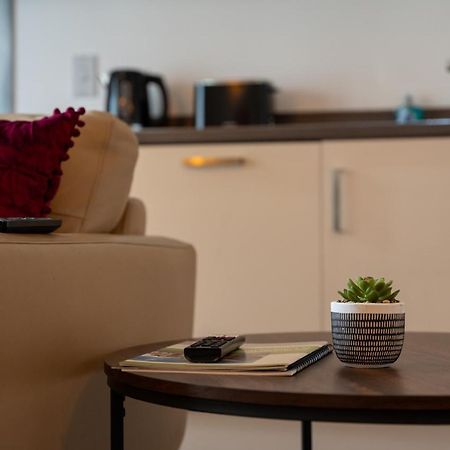 Spacious Apartment In Woking Town Centre ภายนอก รูปภาพ