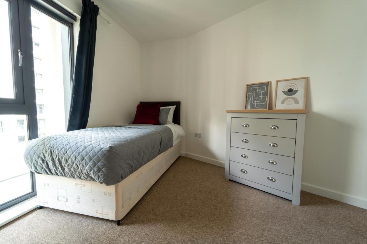 Spacious Apartment In Woking Town Centre ภายนอก รูปภาพ
