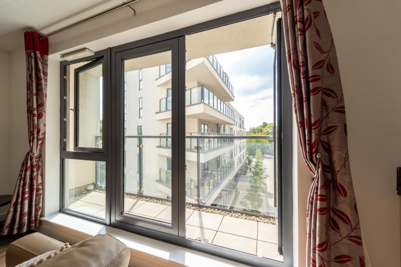 Spacious Apartment In Woking Town Centre ภายนอก รูปภาพ
