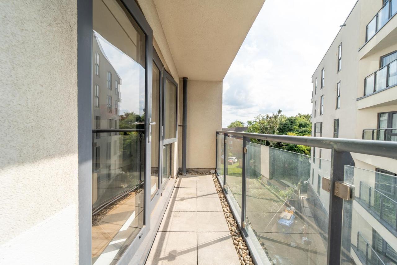 Spacious Apartment In Woking Town Centre ภายนอก รูปภาพ