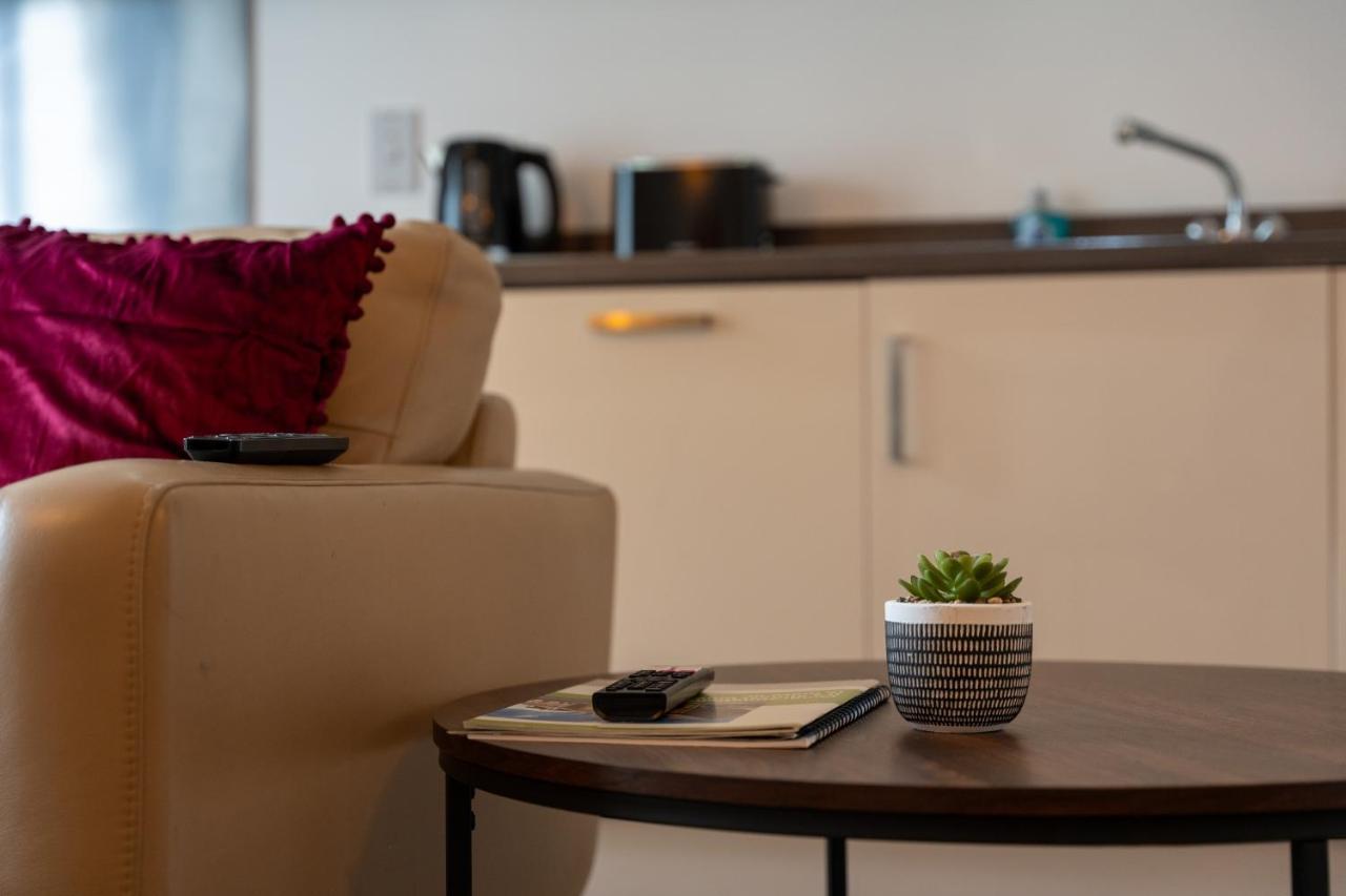Spacious Apartment In Woking Town Centre ภายนอก รูปภาพ