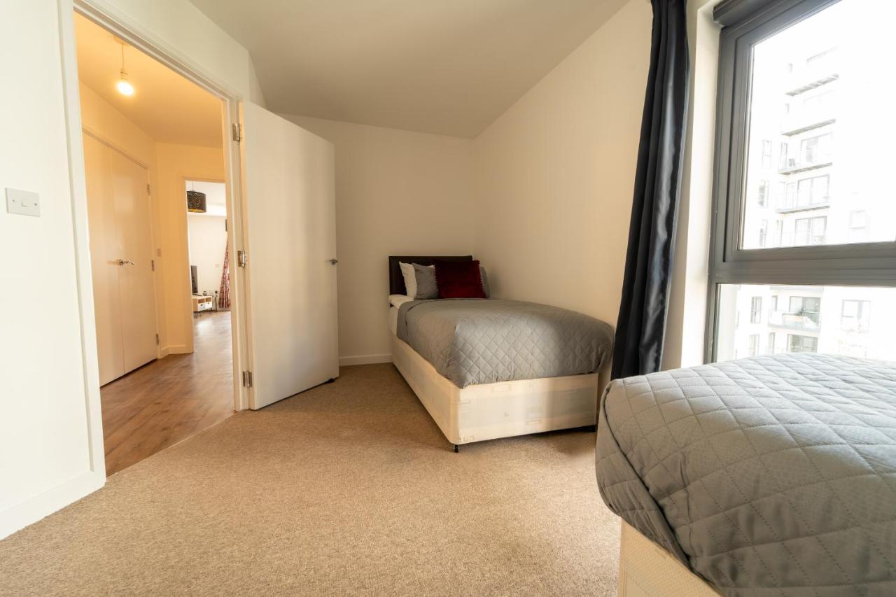 Spacious Apartment In Woking Town Centre ภายนอก รูปภาพ