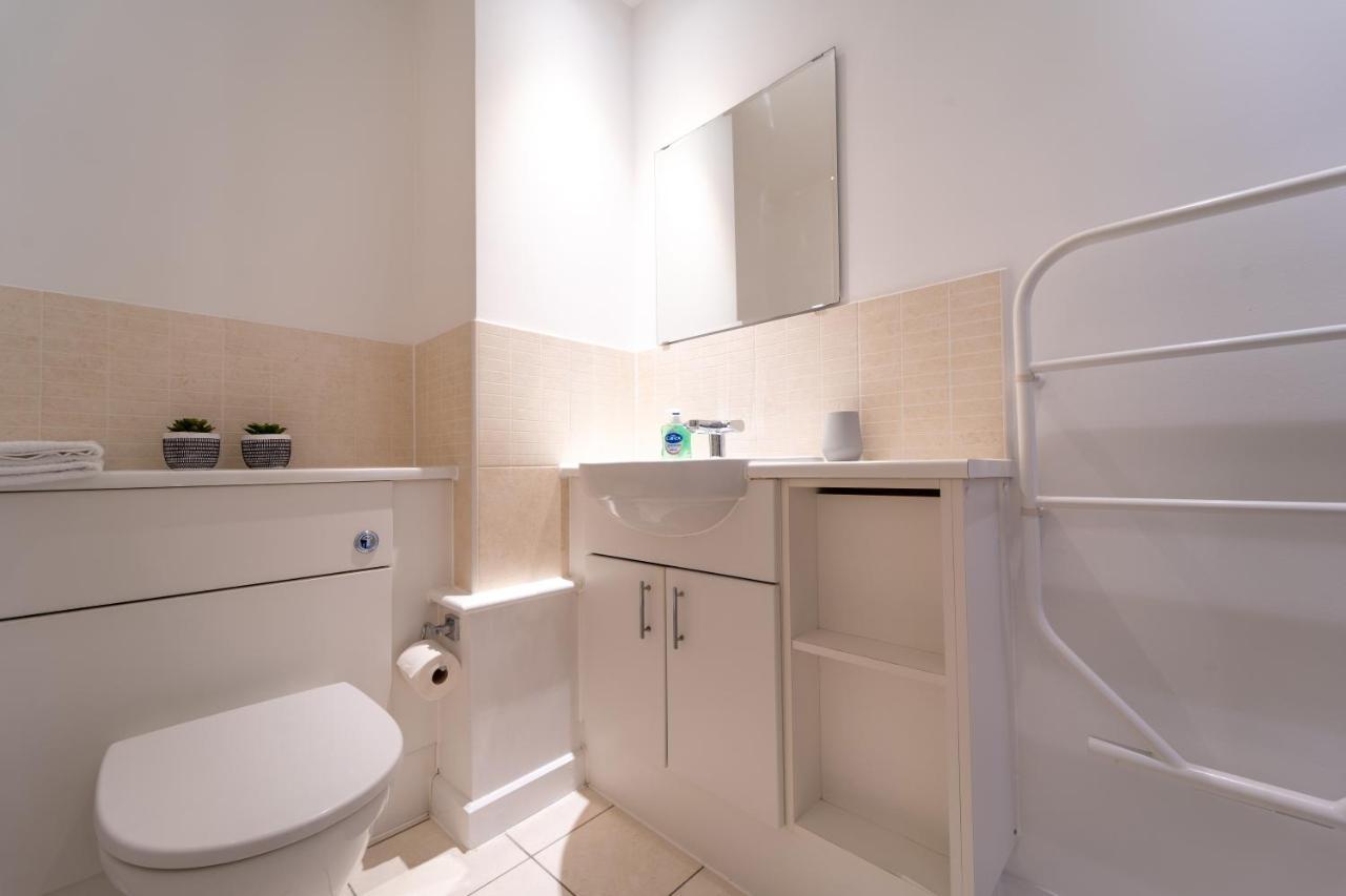 Spacious Apartment In Woking Town Centre ภายนอก รูปภาพ