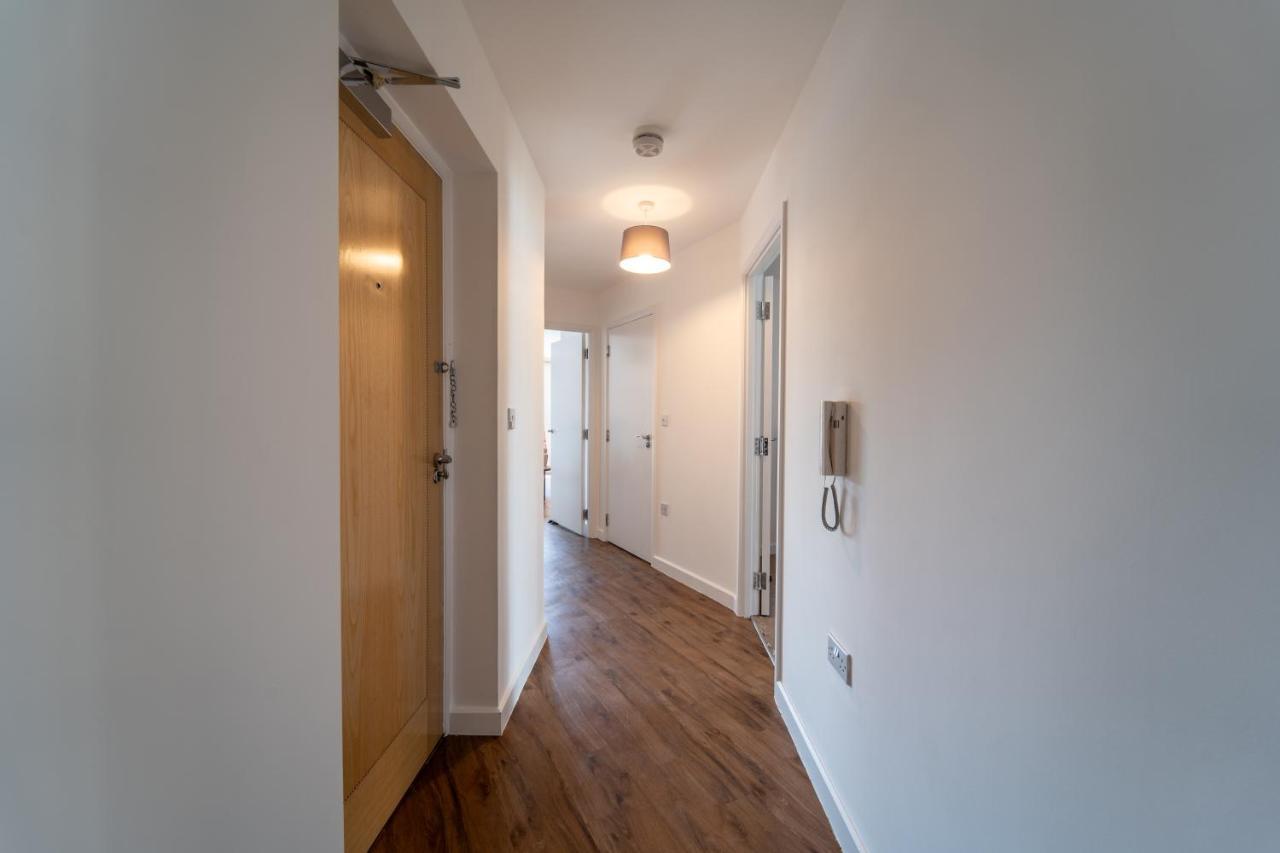 Spacious Apartment In Woking Town Centre ภายนอก รูปภาพ
